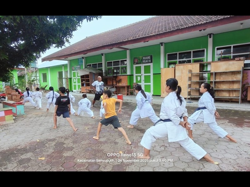 EKSTRAKURIKULER KARATE